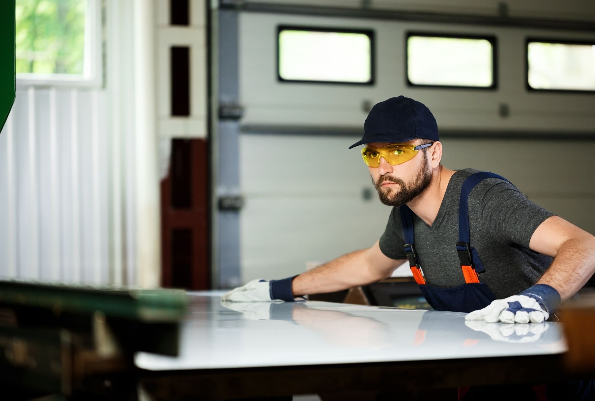 Segurança no manuseio e no corte de chapas de aço: boas práticas essenciais para sua indústria